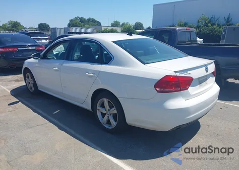 2012 Volkswagen Passat 2.5L Se z USA, uszkodzony, nr VIN 1VWBP7A33CC084661